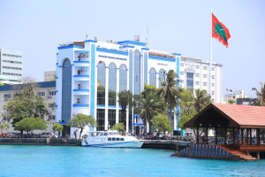 މާލޭގައި މީހަކު ރަހީނުކޮށް އިނގިއްޔެއް ބުރިކޮށްލައިފި